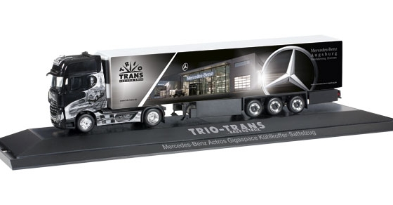 Mercedes-Benz Actros Gigaspace refrigerated box semitrailer “Trio-Trans” – Herpa 121644 1
