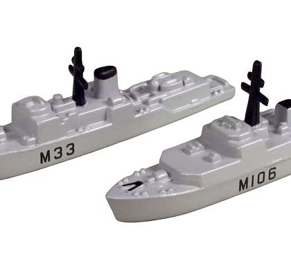 Royal Navy Sundown & Hunt Class MCMV’s HMS Bangor M109 & HMS Bicester M36- Triang Minic 1/1200 scale waterline ship S760