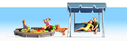 Parents on swing plus Children and Dog in sand pit N Gauge – Noch 36590