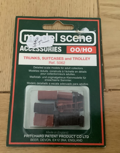 Suitcases, Trunks and Trolly OO Scale – Model Scene 5062