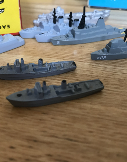 HMS DUFTON Class x2  – Triang 1:200 scale model M800 no box  see picture for condition