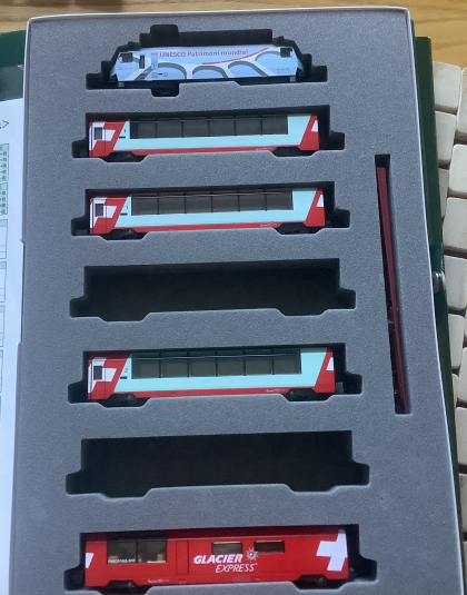 Glacier Express set UNESCO loco (DCC Fitted) and 4 coaches Close couplers Fitted – Kato N Gauge