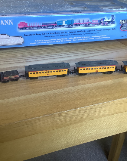 Bachmann N Scale electric Train Set 4-4-0 loco and 3 coaches Union Pacific