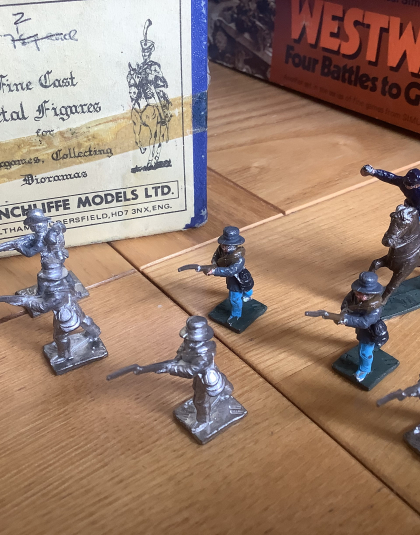 Hinchliffe Models 25mm – 8 painted figures