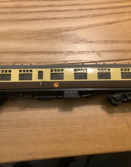 Chocolate and Cream 1st class coach 16198 BR Badge – Triang OO Gauge
