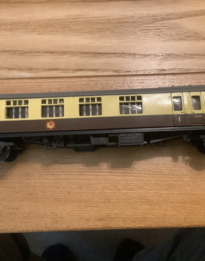 Chocolate and Cream 1st class Brake coach W21194 BR BR Badge Triang OO Gauge