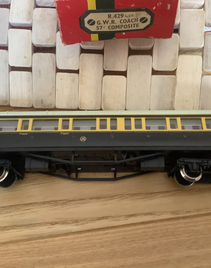 GWR 57ft Composite Coach Chocolate and Cream – Hornby R429