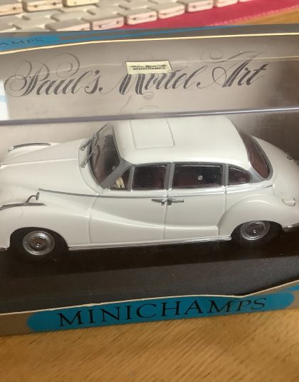 BMW 502 V8 Limousine White – Minichamps 430 022400