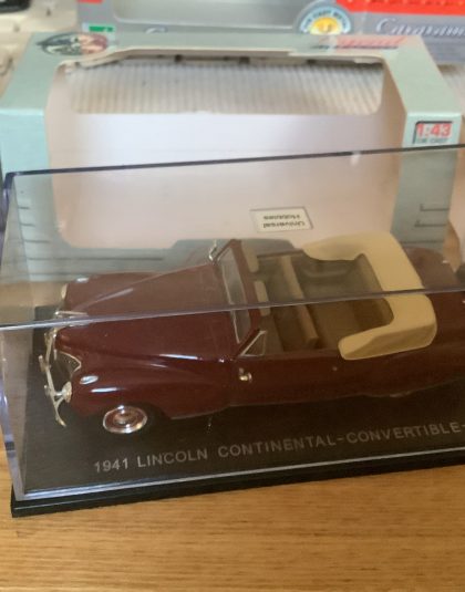 Lincoln Continental Convertible – 1:43 scale Universal Hobbies Legend series
