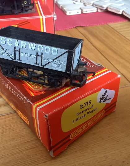 Hornby Railways R.716 – 5 plank wagon Scarwood