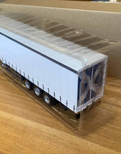 Curtainside Trailer WHITE with Scottish Flag on Rear  –  Oxford/Cararama