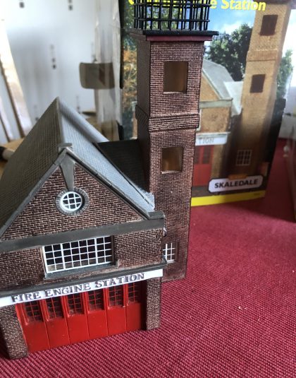 SKALEDALE  Country Fire Station  – Hornby OO R8626