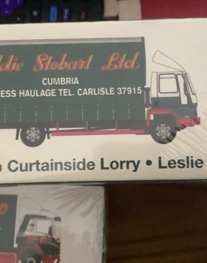 STOBART STOBART Ford Cargo Curtainside Lorry • Leslie • F210- Atlas Editions