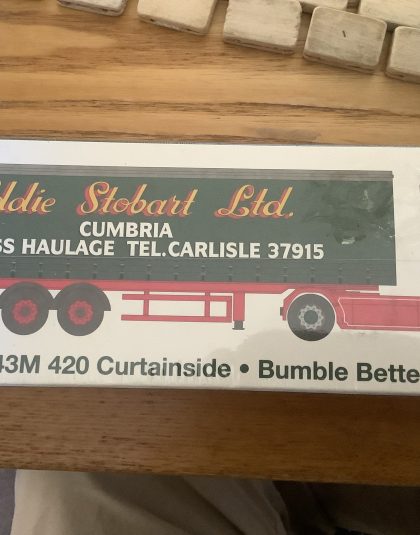 Stobart Scania R143M 420 Curtainside • Bumble Bette • H158 – Atlas Edition