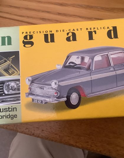 Austin A60 Cambridge Grey/White  – Lledo Vanguards va44000