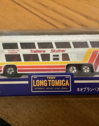 TRATHENS SKYLINER Neoplan Bus – Tomica L18